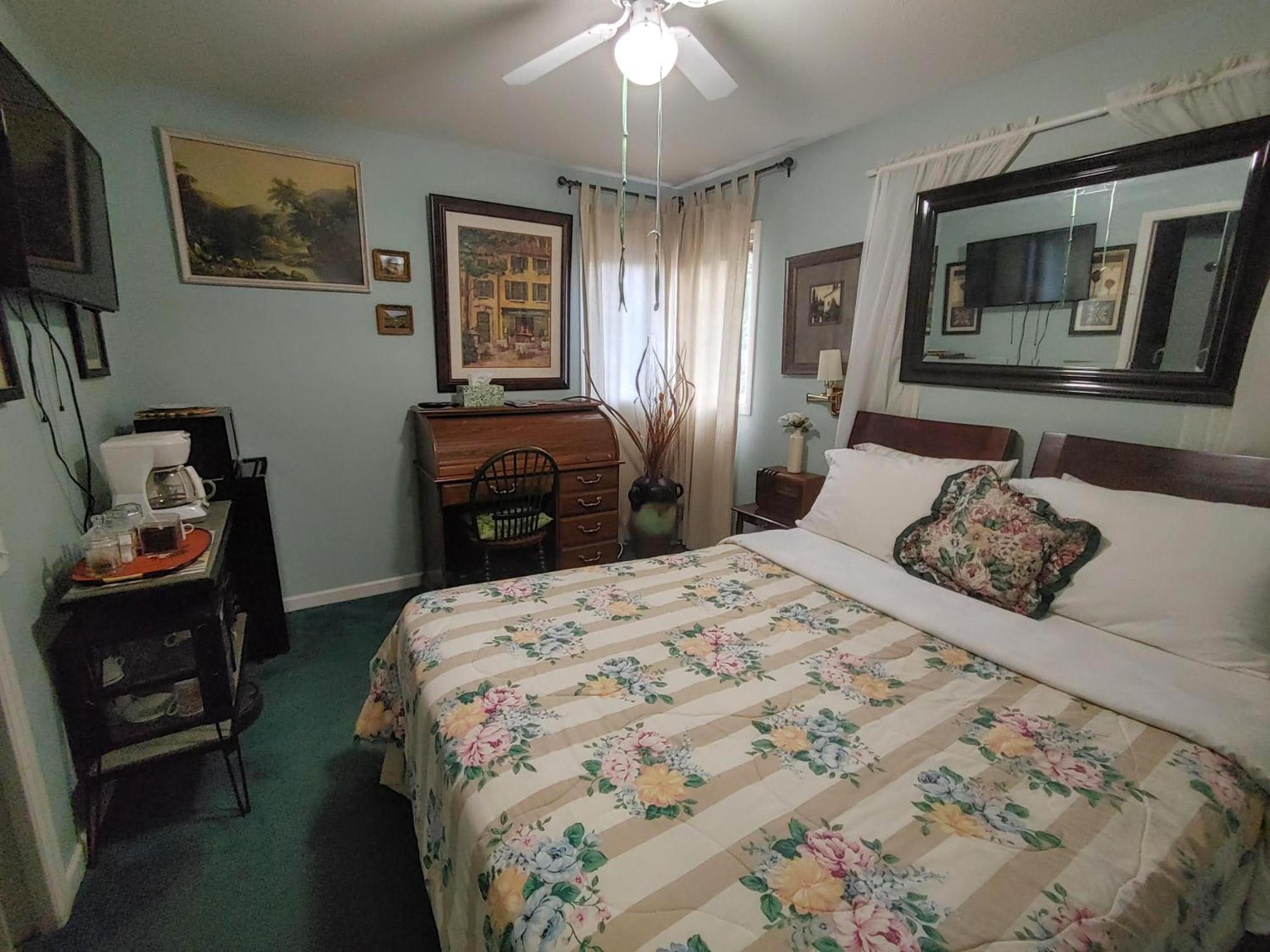 Beds By The Bridge Bed & Breakfast Kelowna Eksteriør bilde